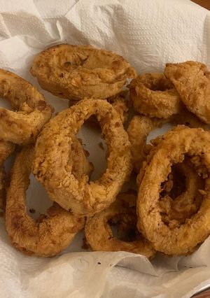 Una foto de Aros de calamar fritos