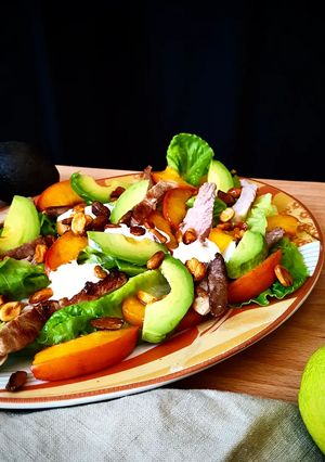 Une photo de Salade composée : avocat - viande grillée