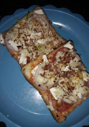 ब्रेड पिज़्ज़ा (Bread pizza recipe in Hindi) रेसिपी मुख्य फोटो