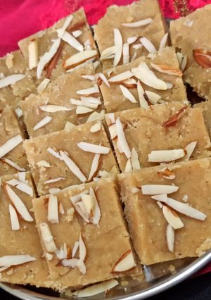 सुखडी (sukhadi recipe in marathi) रेसिपी चे मुख्य फोटो 
