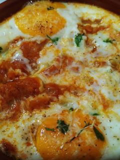 Una foto de Huevos al Horno con Pisto