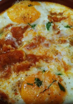 Una foto de Huevos al Horno con Pisto