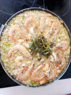 Una foto de Arroz con rape, langostinos, calamar y calabacín
