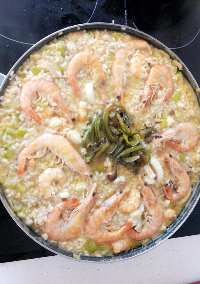 Una foto de Arroz con rape, langostinos, calamar y calabacín