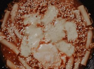 Foto resep Rabokki Homemade (Ramen Tteokbokki) takaran sendok