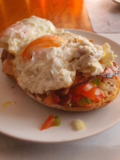 Una foto de Bruschetta con corona de huevo frito