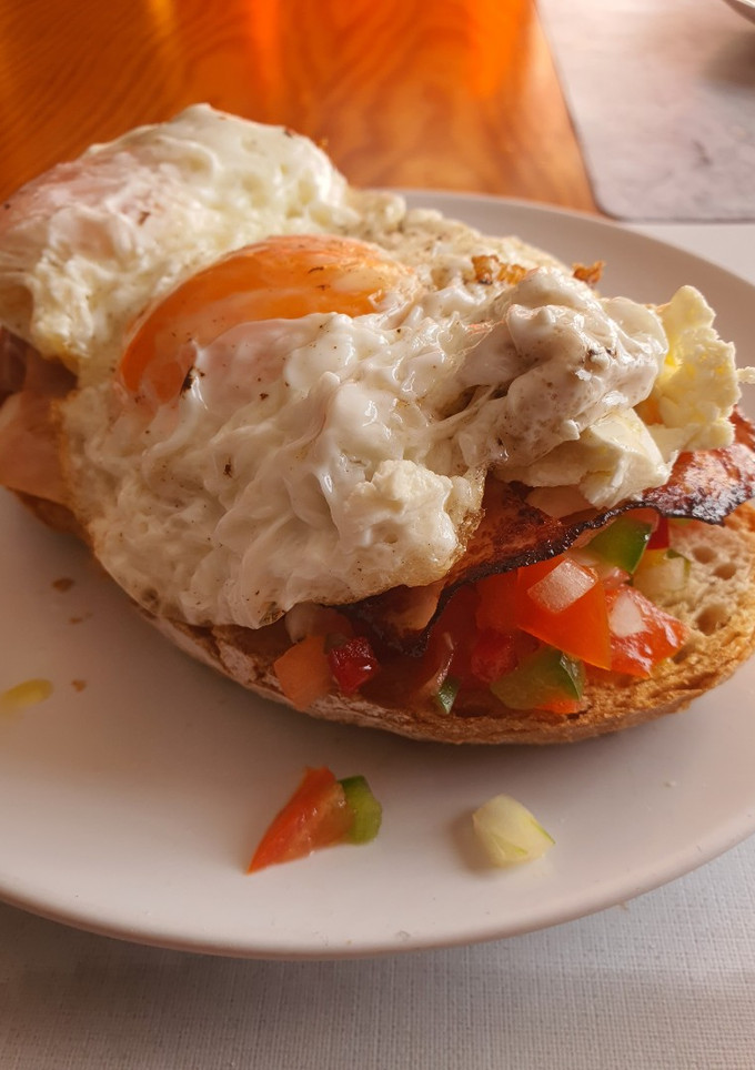 Una foto de Bruschetta con corona de huevo frito
