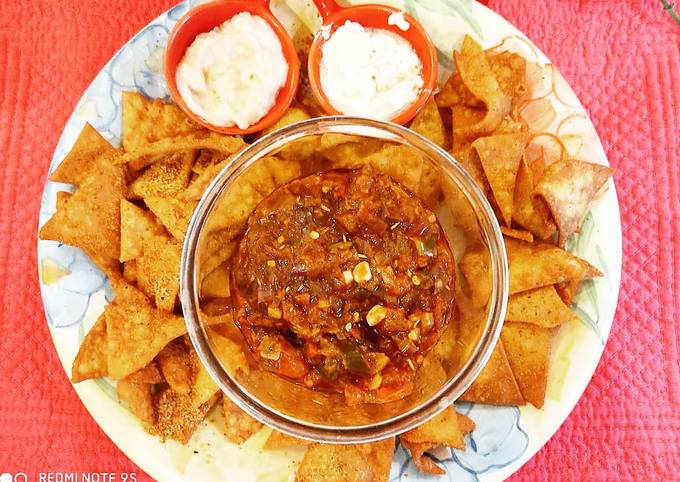 Nachos with salsa and dips