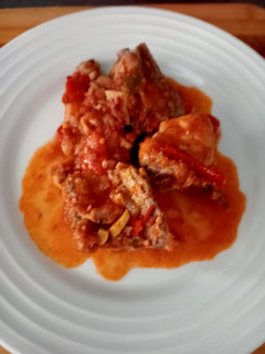Una foto de 🐔Pollo al chilindrón🍅🌶️🫑🧅