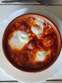 Una foto de 🇪🇸 Huevos al plato con chorizo 🇪🇸