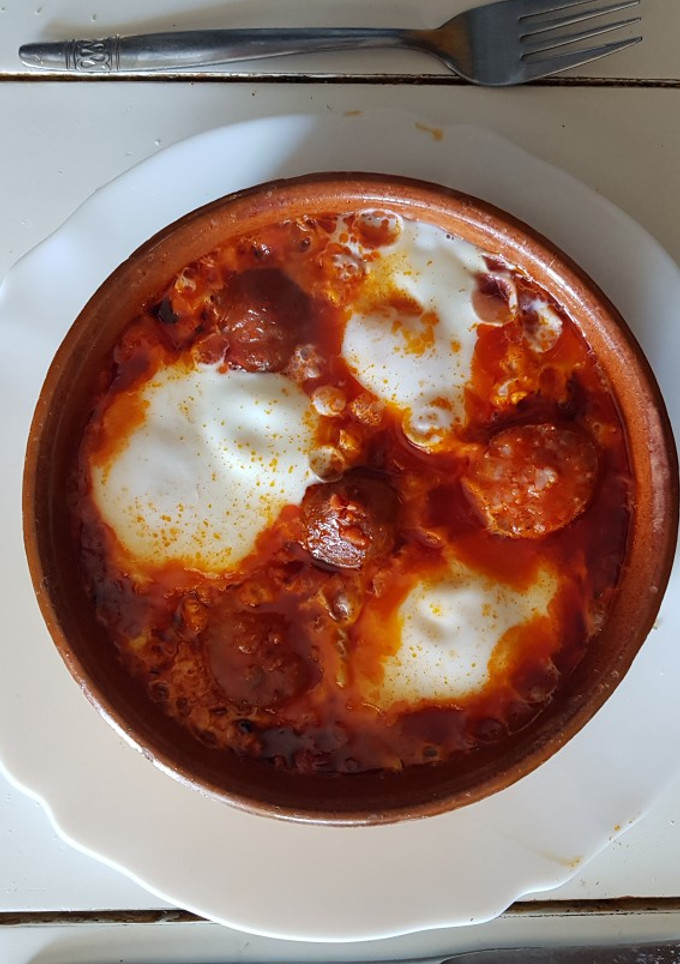 Una foto de 🇪🇸 Huevos al plato con chorizo 🇪🇸