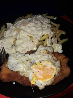 Una foto de Papas fritas con salsa carusso