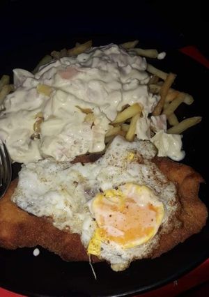 Una foto de Papas fritas con salsa carusso