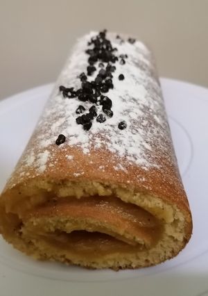 Una foto de Jelly Roll con crema de limón