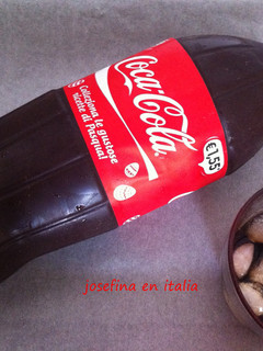 Una foto de Cake Cola-Cola/cake in bottiglia di Cola-Cola