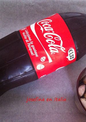 Una foto de Cake Cola-Cola/cake in bottiglia di Cola-Cola
