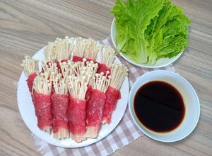 Hình của món Thịt bò cuộn nấm kim châm.