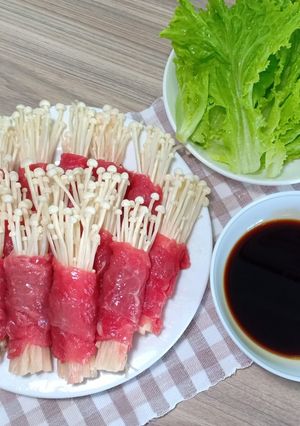 Hình của món Thịt bò cuộn nấm kim châm.