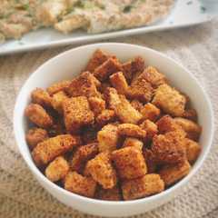 Una foto de Croutons de pan integral al horno