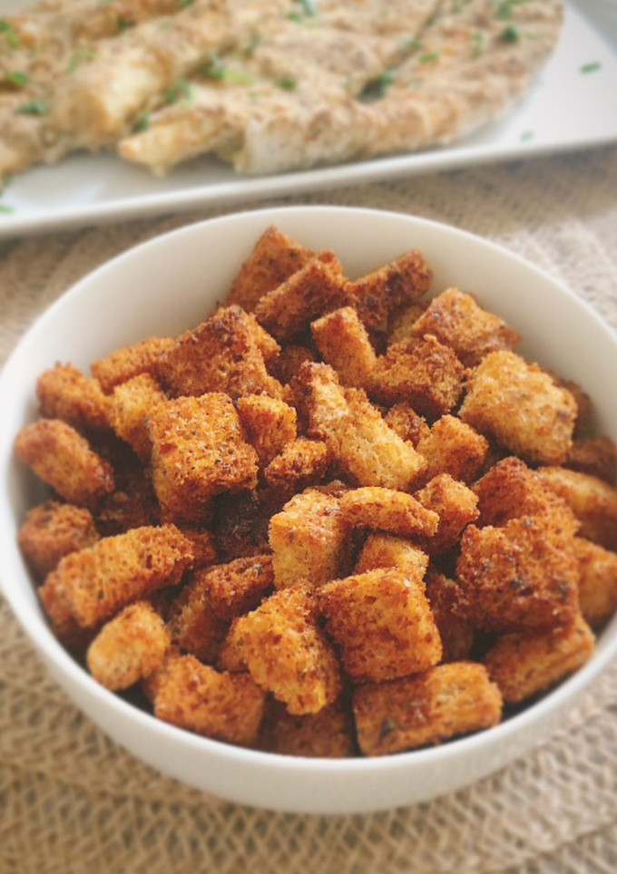 Una foto de Croutons de pan integral al horno