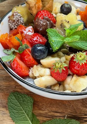 Une photo de 🍒BREAKFAST TIME 🐝GRAINES DE CHIA 🍇 FRUITS🫐🍌🍓