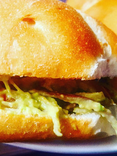 Una foto de Guacamole en pan 😋Delicioso desayuno!
