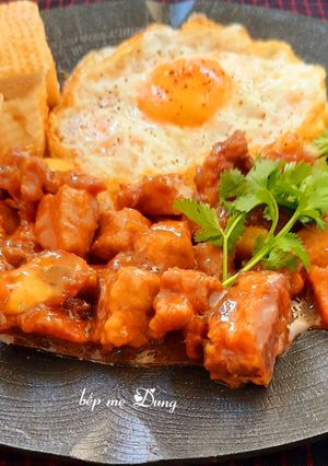 Hình của món Bánh mì chảo sườn kho ốp la.