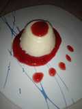 Panna cotta de coco con coulis de Jamaica