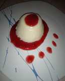 Panna cotta de coco con coulis de Jamaica