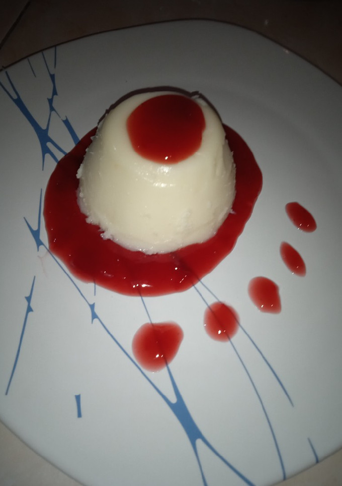 Una foto de Panna cotta de coco con coulis de Jamaica