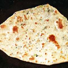 तिकोने पराठा (tikone paratha recipe in Hindi) রেসিপির প্রধান ছবি