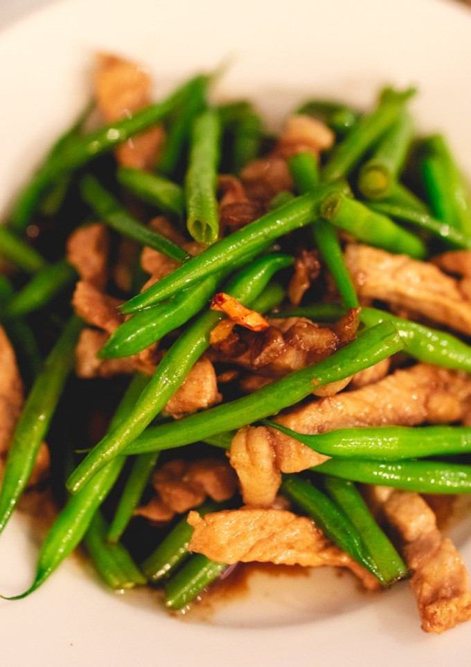 A picture of Stir-fried string beans and pork with sweet soy sauce.