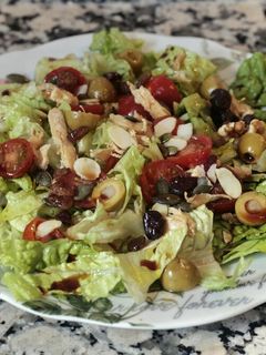 Una foto de Ensalada con pollo, arándanos, nueces y más 😊👌🚀