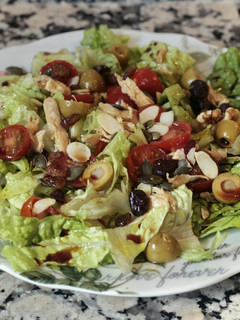 Una foto de Ensalada con pollo, arándanos, nueces y más 😊👌🚀