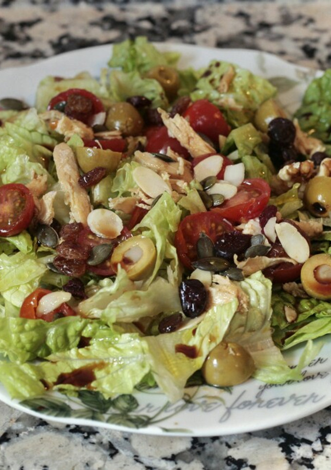Una foto de Ensalada con pollo, arándanos, nueces y más 😊👌🚀