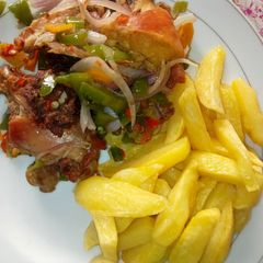 A picture of Chips wit vegetable chicken souce.