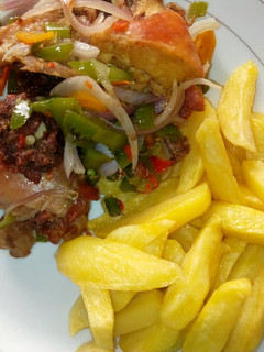 A picture of Chips wit vegetable chicken souce.