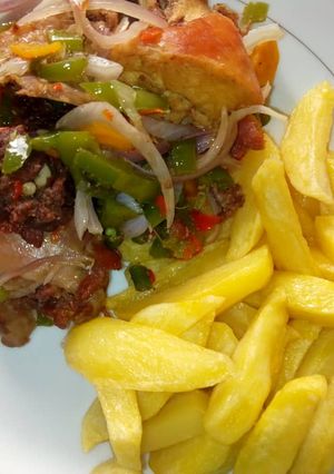 A picture of Chips wit vegetable chicken souce.