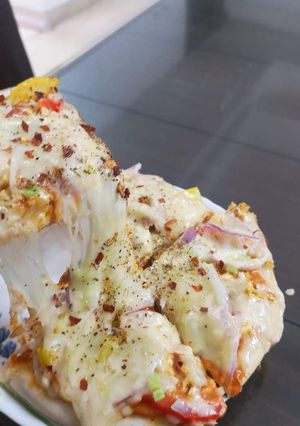 ચીઝ પીઝા(Cheese Pizza Recipe In Gujarati) રેસીપી મુખ્ય ફોટો