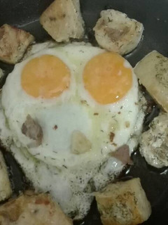 Una foto de 351. Emperador al ajillo con huevo frito « San Valentín »