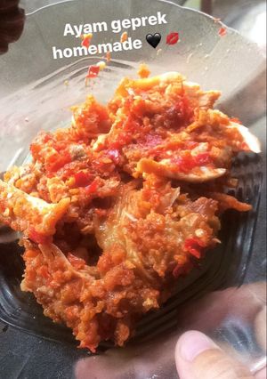 Foto resep Ayam geprek pedesss gampang (simple)