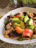 Ensalada de atún, aguacate, berberechos y tomate