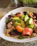 Ensalada de atún, aguacate, berberechos y tomate