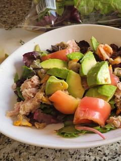 Una foto de Ensalada de atún, aguacate, berberechos y tomate
