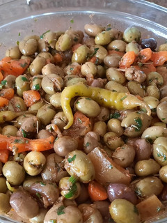Una foto de Como aliñar aceitunas partidas o machacadas al estilo marroquí