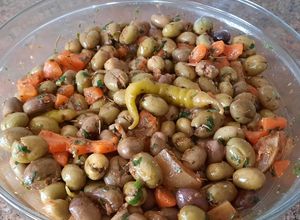 Foto principal de Como aliñar aceitunas partidas o machacadas al estilo marroquí