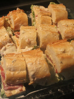 Foto principal de Bocadillo troceado de tortilla y jamón