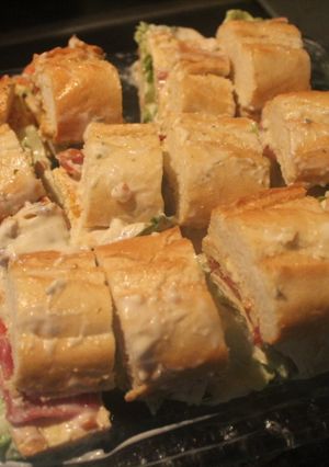 Una foto de Bocadillo troceado de tortilla y jamón