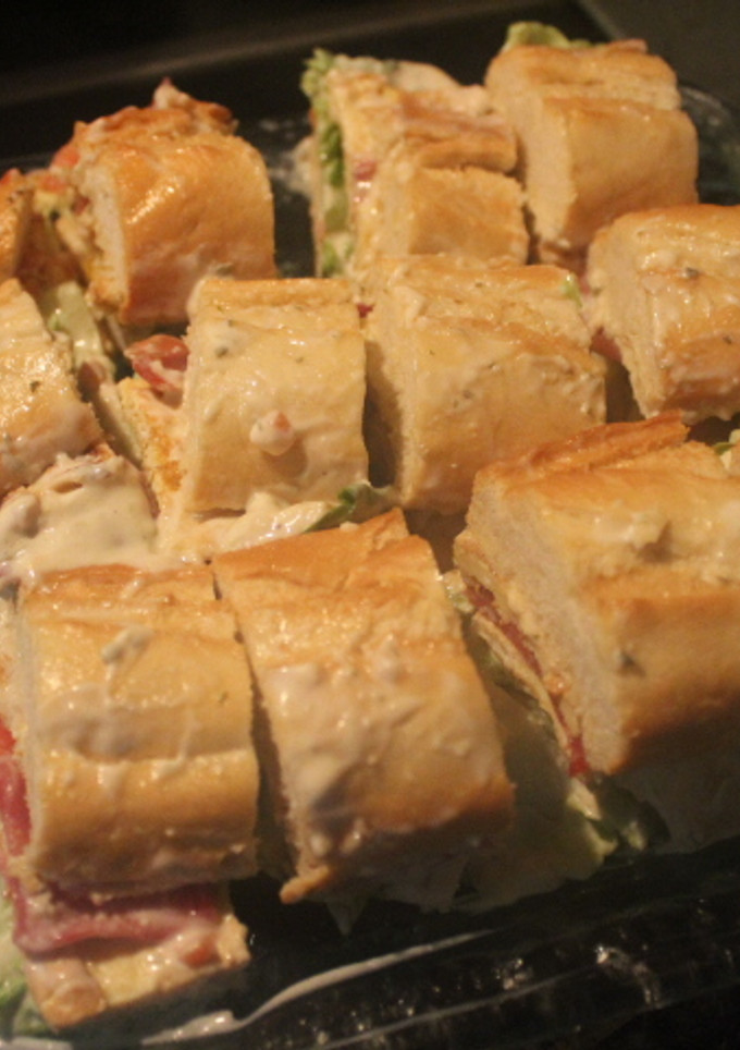 Una foto de Bocadillo troceado de tortilla y jamón