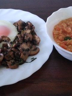 Una foto de Portobello, huevo y ensalada de repollo, rápido delicioso